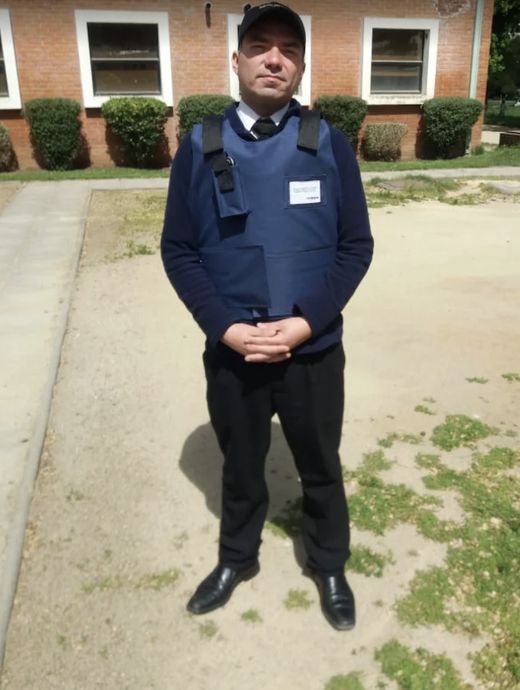 Guardia de Icalma Seguridad con uniforme y chaleco de protección