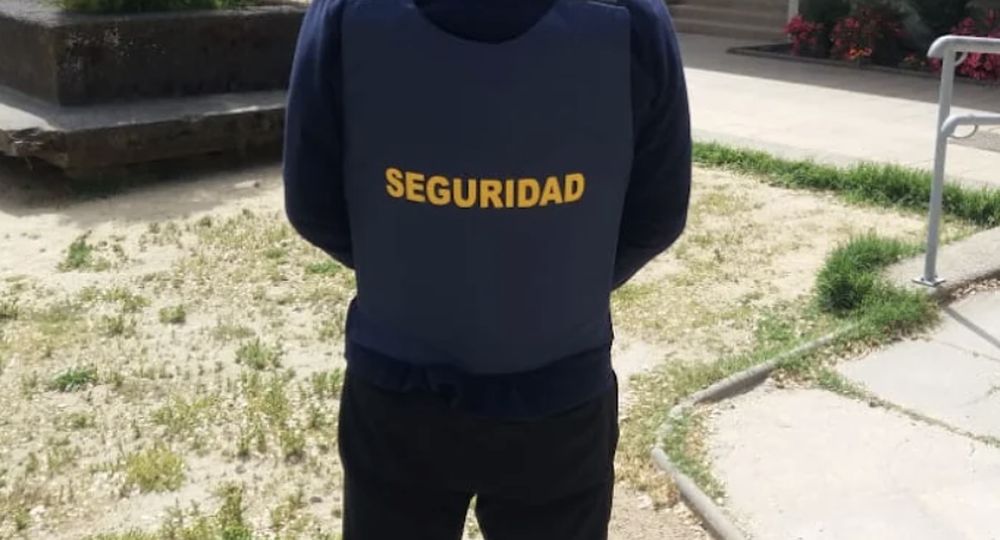 Guardia de Icalma Seguridad en puesto fijo, frente al acceso principal